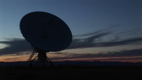 Mittlere-Aufnahme-Einer-Silhouette-Einer-Satellitenschüssel-Im-Array-Des-National-Radio-Astronomy-Observatory-In-New-Mexico-1