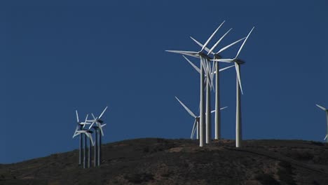 Longshot-Of-Several-Wind-Turbines-Generating-Power-In-Tehachapi-California