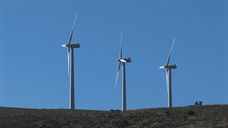 Totale-Von-Drei-Windkraftanlagen,-Die-Strom-In-Tehachapi,-Kalifornien,-Erzeugen