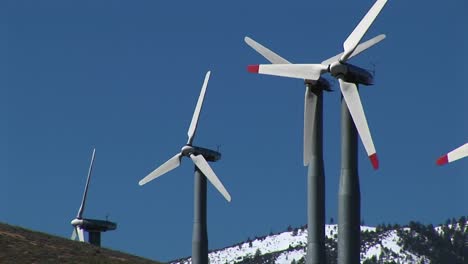 Mittelschuss-Von-Vier-Windkraftanlagen,-Die-Strom-In-Tehachapi,-Kalifornien,-Erzeugen