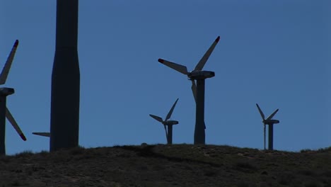 Mittlerer-Schuss-Von-Mehreren-Windkraftanlagen,-Die-Strom-In-Tehachapi,-Kalifornien,-Erzeugen