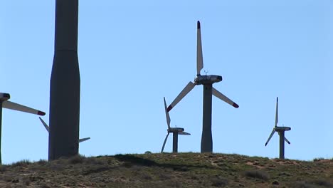 Mittlerer-Schuss-Von-Mehreren-Windkraftanlagen,-Die-Strom-In-Tehachapi-Kalifornien-1-.-Erzeugen