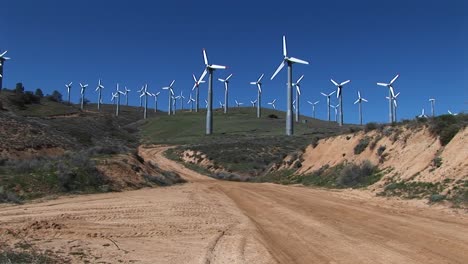 Totale-Von-Zahlreichen-Windkraftanlagen-Zur-Stromerzeugung-In-Tehachapi,-Kalifornien-1