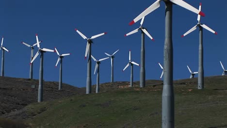 Mittlerer-Schuss-Von-Mehreren-Windkraftanlagen,-Die-Strom-In-Tehachapi-Kalifornien-3-.-Erzeugen