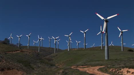 Totale-Von-Zahlreichen-Windkraftanlagen-Zur-Stromerzeugung-In-Tehachapi,-Kalifornien-2