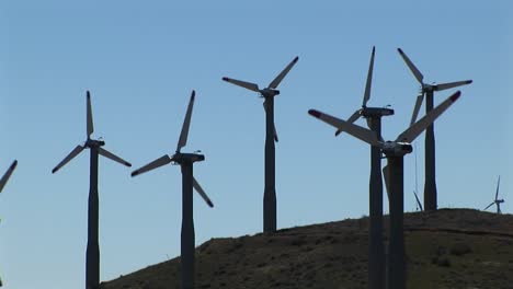 Mittlerer-Schuss-Von-Mehreren-Windkraftanlagen,-Die-Strom-In-Tehachapi-Kalifornien-4-.-Erzeugen