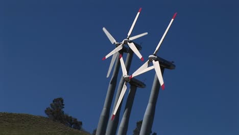 Tiltshot-Von-Vier-Windkraftanlagen-Zur-Stromerzeugung-In-Tehachapi,-Kalifornien