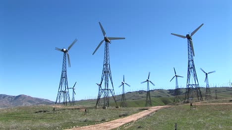 Totale-Von-Mehreren-Windkraftanlagen-Zur-Stromerzeugung-In-Tehachapi,-Kalifornien-1