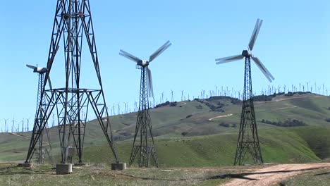 Mittlerer-Schuss-Von-Vier-Windkraftanlagen,-Die-Strom-In-Tehachapi-Kalifornien-Erzeugen