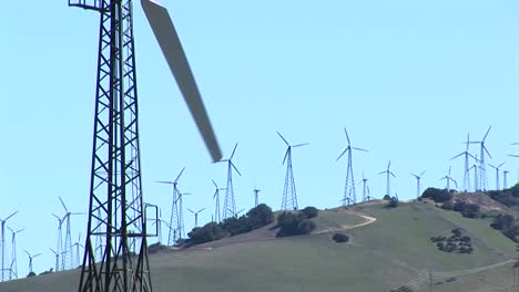 Nahaufnahme-Einer-Windkraftanlage-Mit-Zahlreichen-Turbinen-In-Der-Ferne-Bei-Tehachapi-California-Ca