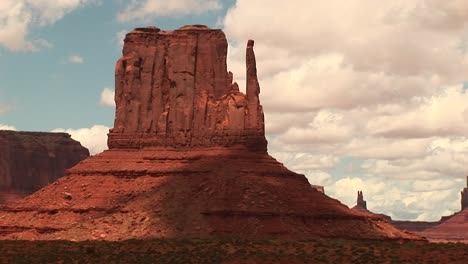 Mediumshot-Of-The-Mittens-Formation-At-Monument-Valley-Tribal-Park-In-Arizona-And-Utah
