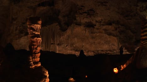 Plano-Medio-De-Formaciones-De-Piedra-Caliza-En-Una-Cueva-En-El-Parque-Nacional-De-Las-Cavernas-De-Carlsbad-En-Nuevo-México