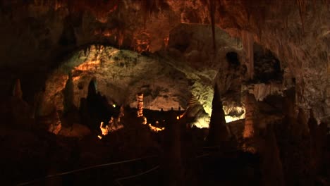 Plano-Medio-Del-Interior-De-Una-Cueva-En-El-Parque-Nacional-De-Las-Cavernas-De-Carlsbad-En-Nuevo-México-1