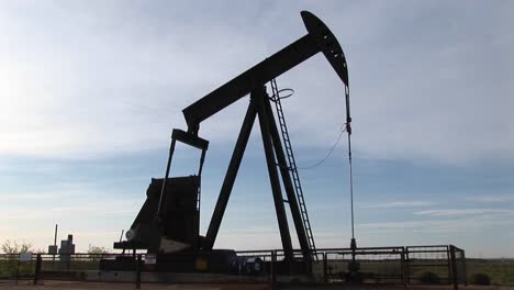 Mittlere-Aufnahme-Einer-Ölpumpe,-Die-Sich-In-Der-Wüste-Von-New-Mexico-Dreht