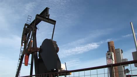 Mittelaufnahme-Einer-Sich-Drehenden-Ölpumpe-In-Der-Wüste-Von-New-Mexico-Turning