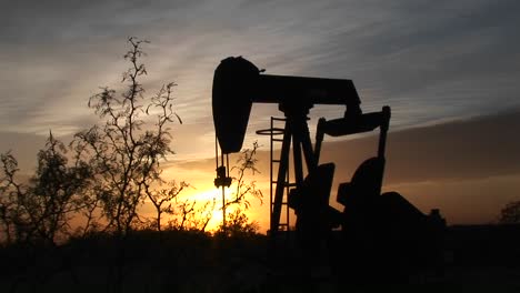 Mittlere-Aufnahme-Einer-Silhouette-Einer-Ölpumpe,-Die-Sich-In-Der-Wüste-Von-New-Mexico-Dreht-2