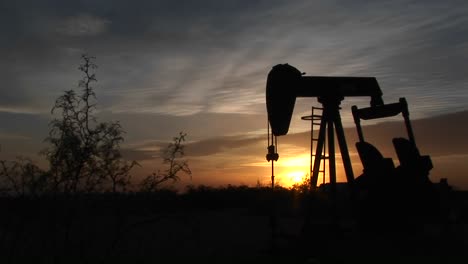 Mittlere-Aufnahme-Einer-Silhouette-Einer-Ölpumpe,-Die-Sich-In-Der-Wüste-Von-New-Mexico-Dreht-3-Me