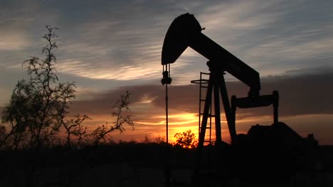 Mittlere-Aufnahme-Einer-Silhouette-Einer-Ölpumpe,-Die-Sich-In-Der-Wüste-Von-New-Mexico-Dreht-4