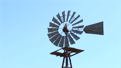 Nahaufnahme-Einer-Windmühle,-Die-Sich-Im-Wind-Dreht