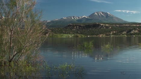 Mittelaufnahme-Des-Rückeroberungssees-In-Utah-Und-Des-Berges-San-Juan