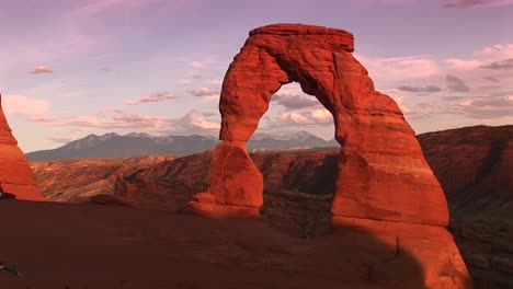 Longshot-Of-Delicate-Arch-In-Arches-National-Park-Utah-With-Mountains-In-The-Background