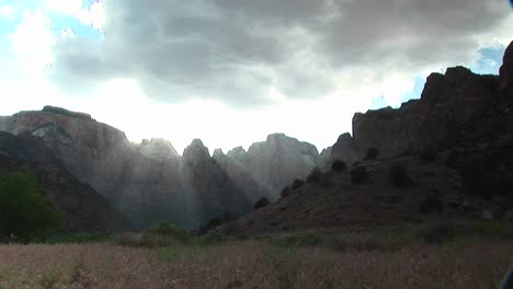 Lange-Aufnahme-Von-Sonnenstrahlen,-Die-über-Berggipfel-Im-Zion-Nationalpark-Filtern