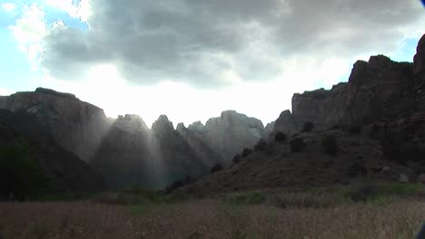 Lange-Aufnahme-Von-Sonnenstrahlen,-Die-über-Berggipfel-Im-Zion-Nationalpark-Filtern-1