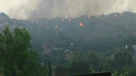 Pan-Izquierda-Toma-De-Incendios-Forestales-Ardiendo-En-Las-Colinas-Cerca-De-Una-Comunidad-Del-Sur-De-California