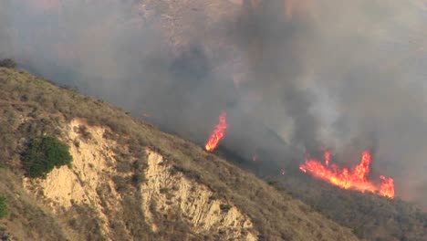 Zoomout-Von-Waldbränden,-Die-Auf-Einem-Rauchigen-Hügel-In-Südkalifornien-Brennen
