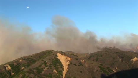 Totale-Des-Windes,-Der-Rauch-Von-Waldbränden-Trägt,-Die-In-Südkalifornien-Brennen