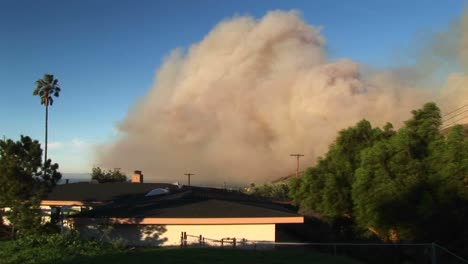 Totale-Einer-Rauchwand,-Die-Von-Waldbränden-Um-Eine-Südkalifornische-Gemeinde-Aufsteigt
