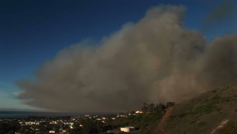 Long-Shot-Of-A-Cloud-Of-Wildfire-Smoke-Hovering-Over-Ventura-California