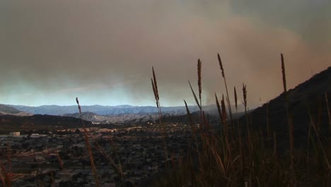 Tiro-Largo-Del-Humo-De-Los-Incendios-Forestales-Que-Cubren-Ventura-California