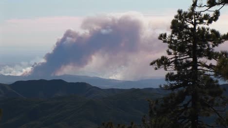 Tiro-Largo-De-Humo-De-Incendios-Forestales-En-El-Sur-De-California