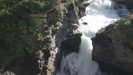 Norwegen-Felsige-Wasserfälle-4k-02