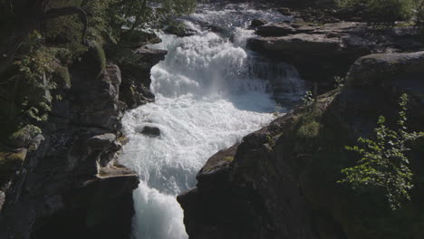 Norwegen-Felsige-Wasserfälle-4k-03