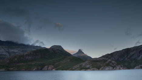 Noruega-Rocky-Lake-4K-02