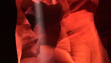 Panup-Eines-Lichtstrahls,-Der-Das-Innere-Einer-Gletscherspalte-In-Der-Antilopenschlucht-In-Arizona-Beleuchtet