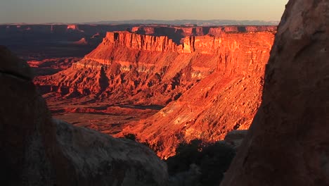 Mittlere-Aufnahme-Von-Buttes,-Die-Im-Orangefarbenen-Sonnenuntergang-Im-Canyonlands-National-Park-Utah-Gebadet-Werden