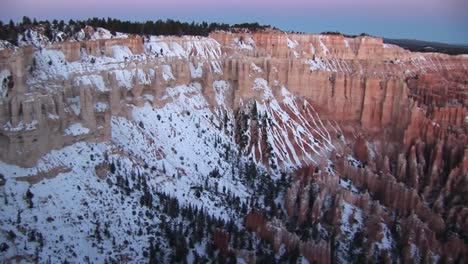 Panright-Panorámico-A-Lo-Largo-De-Las-Formaciones-Claron-Cubiertas-De-Nieve-Del-Parque-Nacional-Bryce-Canyon