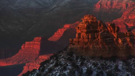 Mittlerer-Schuss-Mit-Blick-Auf-Das-Innere-Des-Grand-Canyon-Nationalparks-Im-Winter-Mit-Sandsteinsäulen-Canyonwänden-Und-Schnee