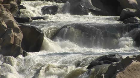 Mittlere-Aufnahme-Des-Kern-Flusses,-Der-Einen-Kleinen-Wasserfall-In-Den-Bergen-Der-Sierra-Nevada-Schnell-Abfällt