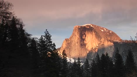 Mittelweite-Aufnahme-Von-Yosemite&#39;s-Half-Dome-Während-Der-Goldenhour