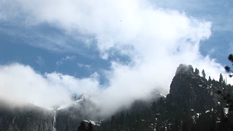 Mittlerer-Schuss-Der-Yosemite-Berge,-Die-Von-Niedrigen-Wolken-Eingehüllt-Sind
