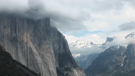 Yosemite-Valley-Mit-Mittlerem-Schuss-Und-El-Capitan,-Eingehüllt-In-Eine-Niedrige-Wolkendecke