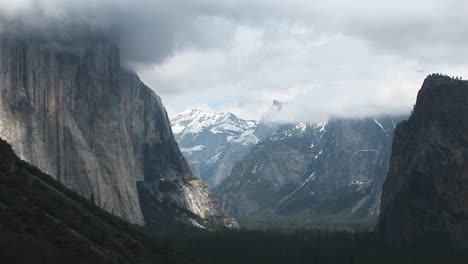Mittelhohes-Yosemite-Valley,-In-Tief-Hängende-Wolken-Gehüllt