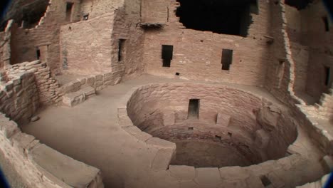 Panright-Einer-Kreisförmigen-Struktur-Inmitten-Der-Ruinen-Der-Klippenwohnungen-Der-Amerikanischen-Ureinwohner-Im-Mesa-Verde-Nationalpark