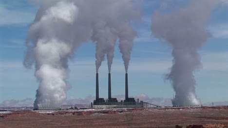Mittlere-Aufnahme-Einer-Fabrik-In-Der-Wüste-Von-Arizona,-Die-Umweltschädliche-Dämpfe-In-Die-Luft-Stößt