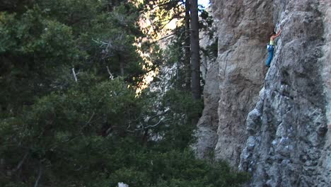 Mittlere-Aufnahme-Einer-Klettererin,-Die-Eine-Granitfelswand-Hinaufsteigt