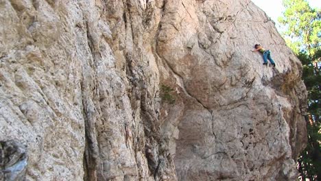 Panright-Eines-Kletterers,-Der-Mühsam-Eine-Granitwand-Erklimmt